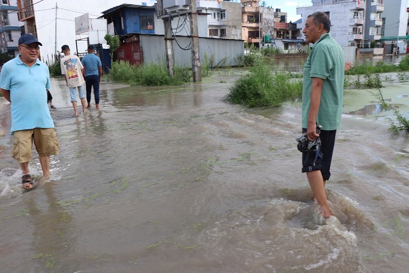 मध्यरातदेखि नै भक्तपुरका विभिन्न स्थान प्रभावित, लाखौँको क्षति
