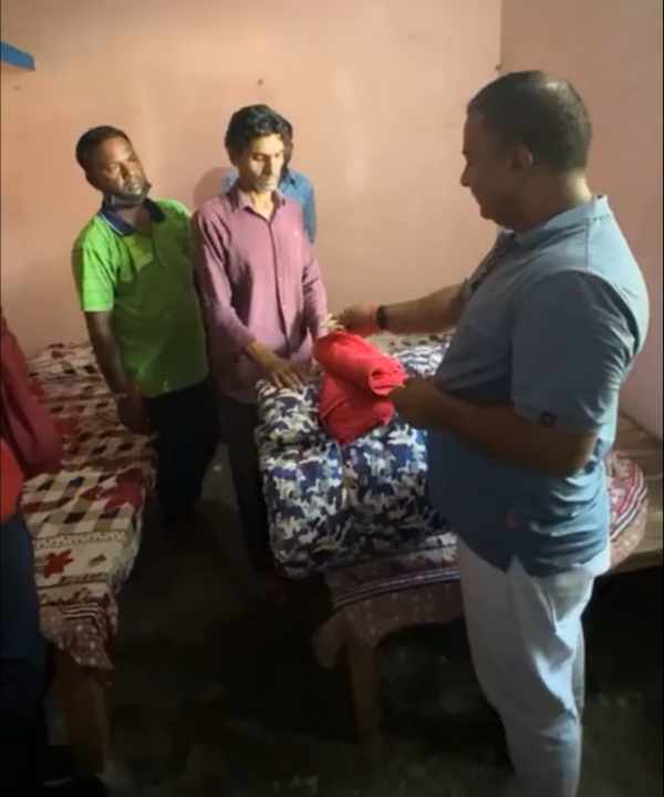 युवा नेता अभिषेक गिरिद्वारा विपन्न परिवारलाई नगद तथा सामग्री सहयोग