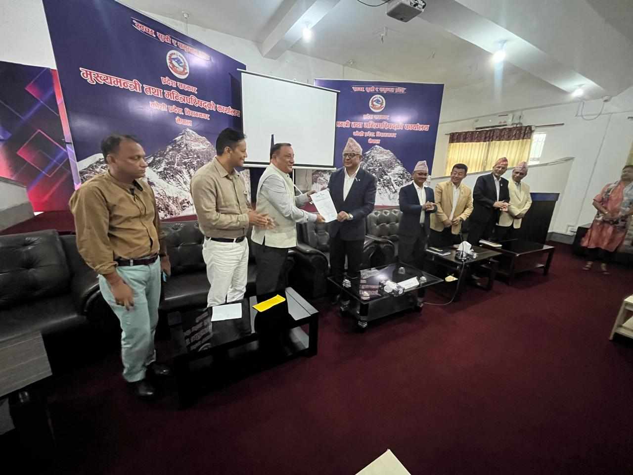 विभिन्न माग राख्दै काङ्ग्रेस कोशिले मुख्यमन्त्रीलाई बुझायो ज्ञापनपत्र