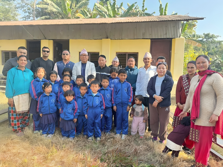 विपन्न परिवारका बिद्यार्थीलाई ट्रयाक सुट सहयोग