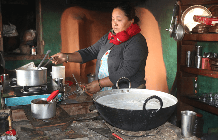 चिया बेचेरै विरसले छोराछोरीलाई स्नातकोत्तर पढाइन्