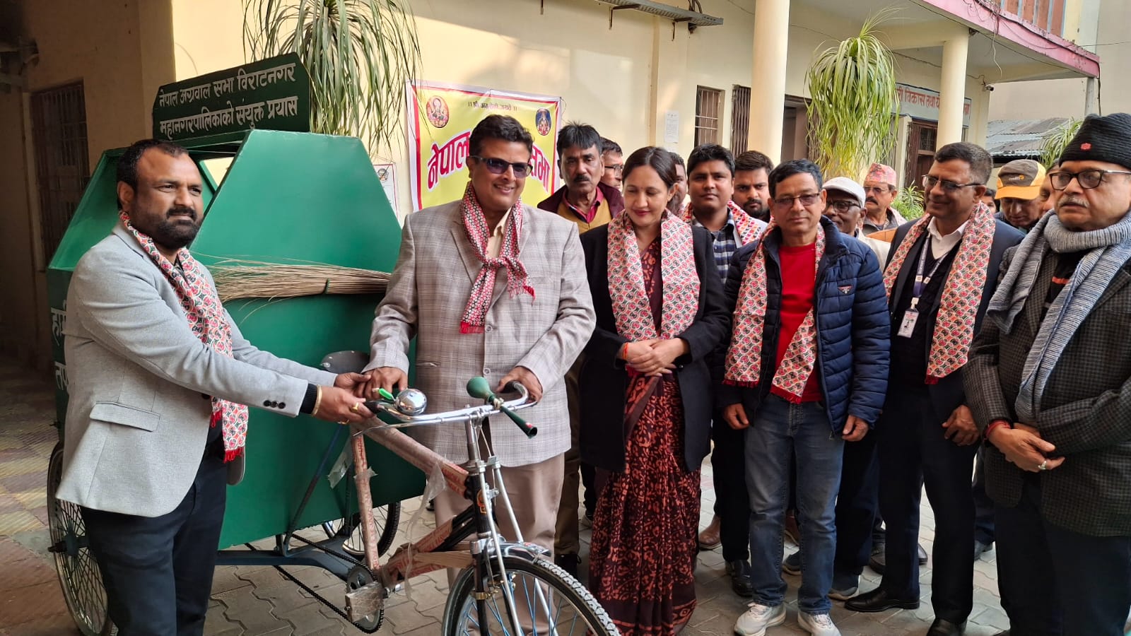 सरसफाई मोबाइल एम्बुलेन्सका रुपमा प्रयोग गर्न रिक्सा हस्तान्तरण