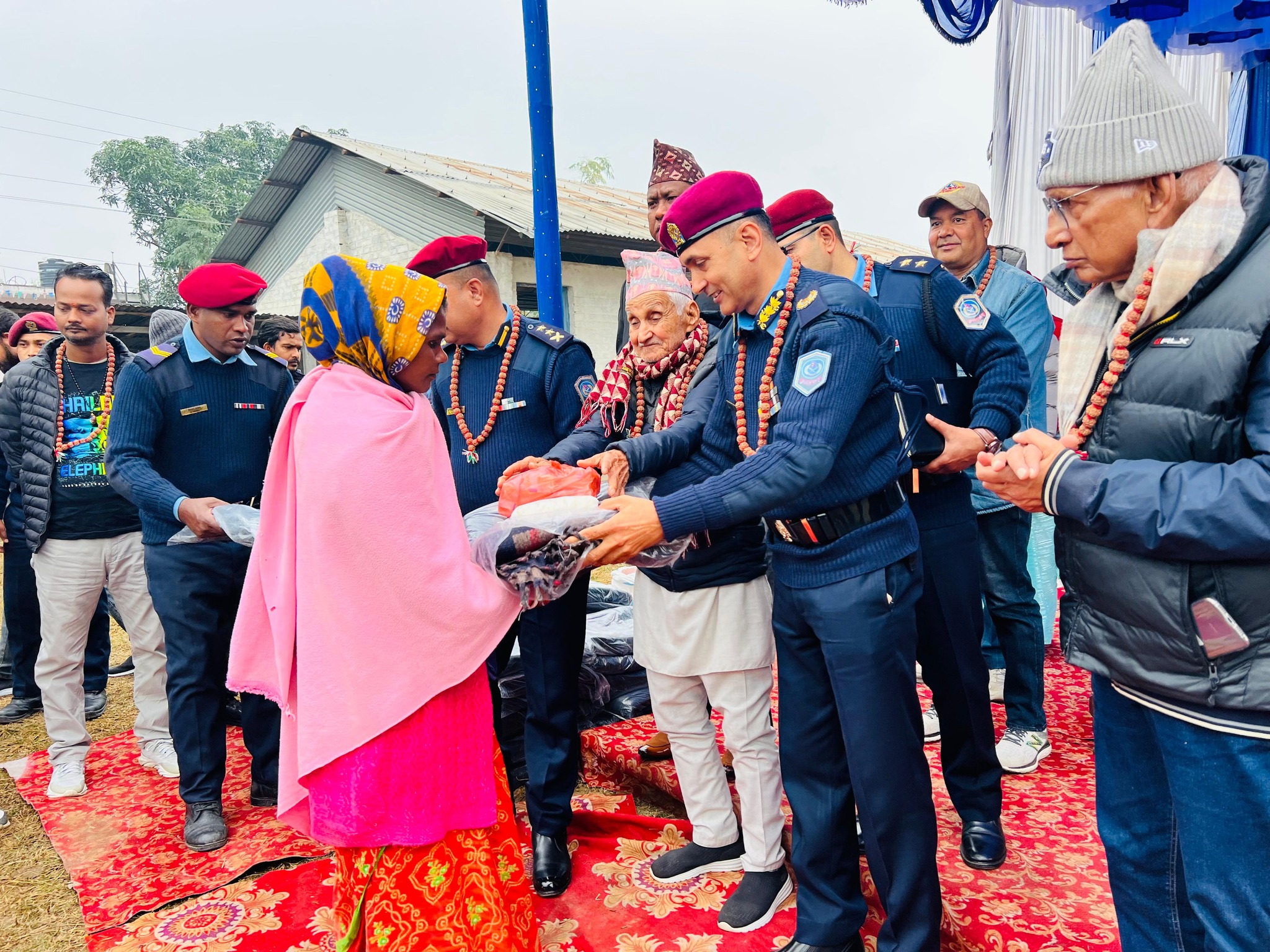 जिल्ला प्रहरी कार्यालय मोरङद्वारा न्यानो कपडा वितरण