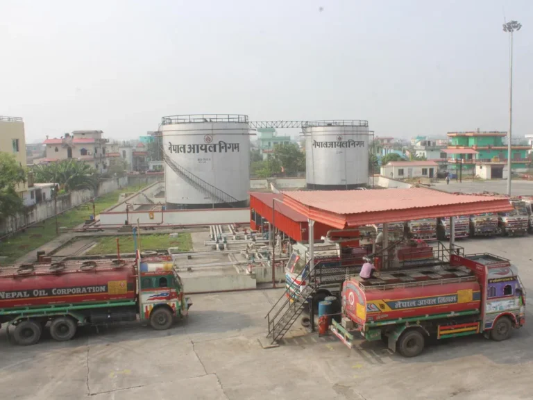 आयल निगमको धनगढी डिपो गोदावरी सारिँदै