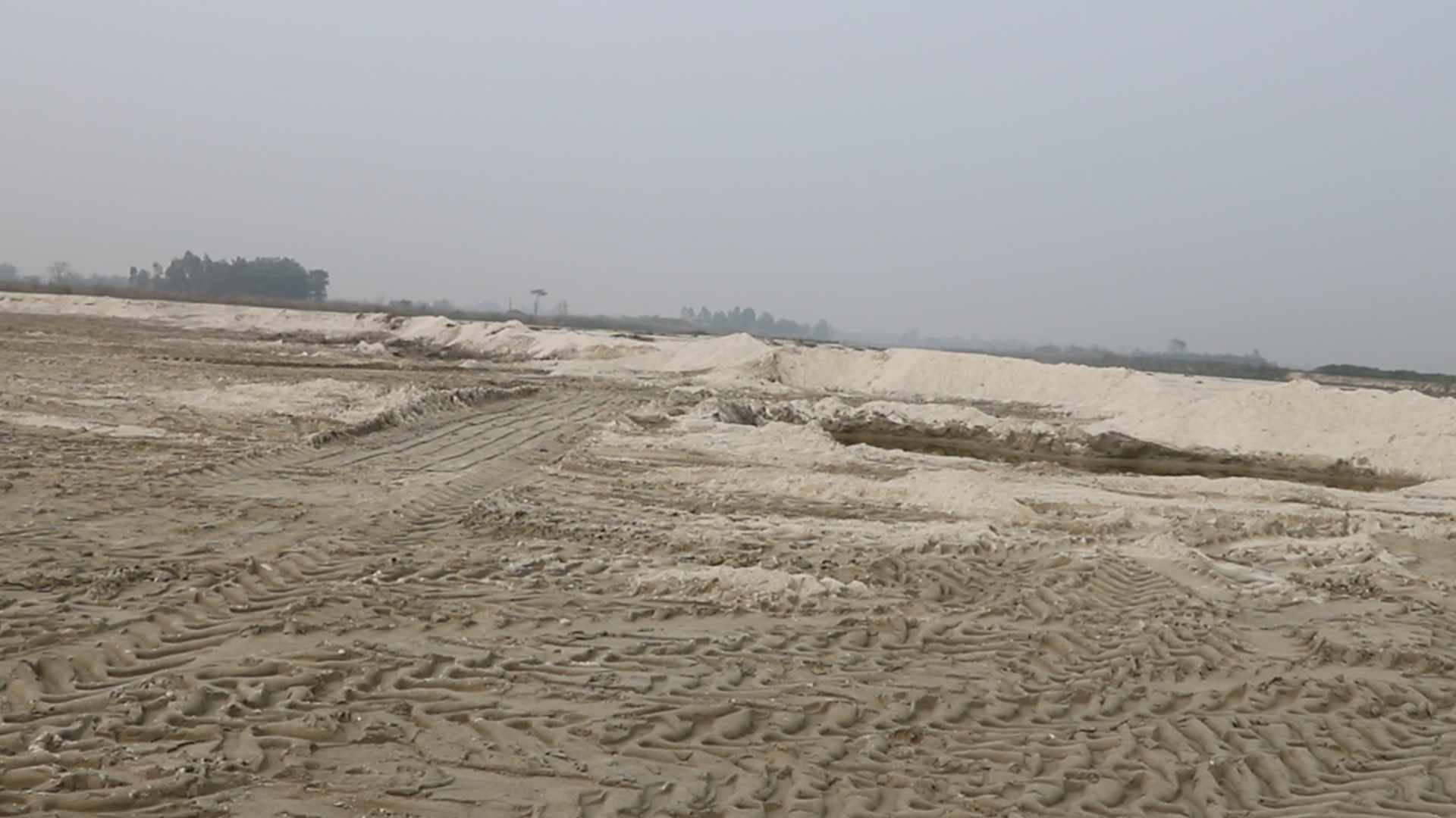 रतुवामाईमा मापदण्डभन्दा बढी बालु निकासी, गाउँ जाेखिमा