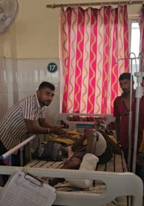 बिरामीलाई पूर्व मुख्यमन्त्री र वडाध्यक्षद्वारा २५ हजार सहयोग
